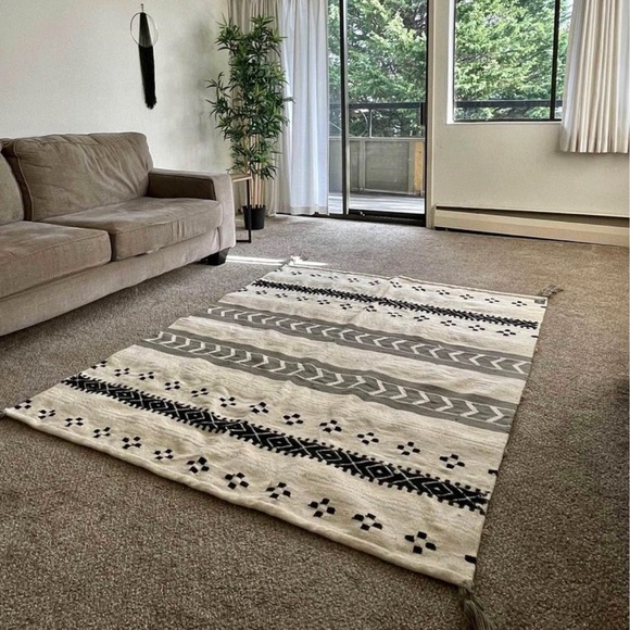 Wool Rug - Picture 2 of 7